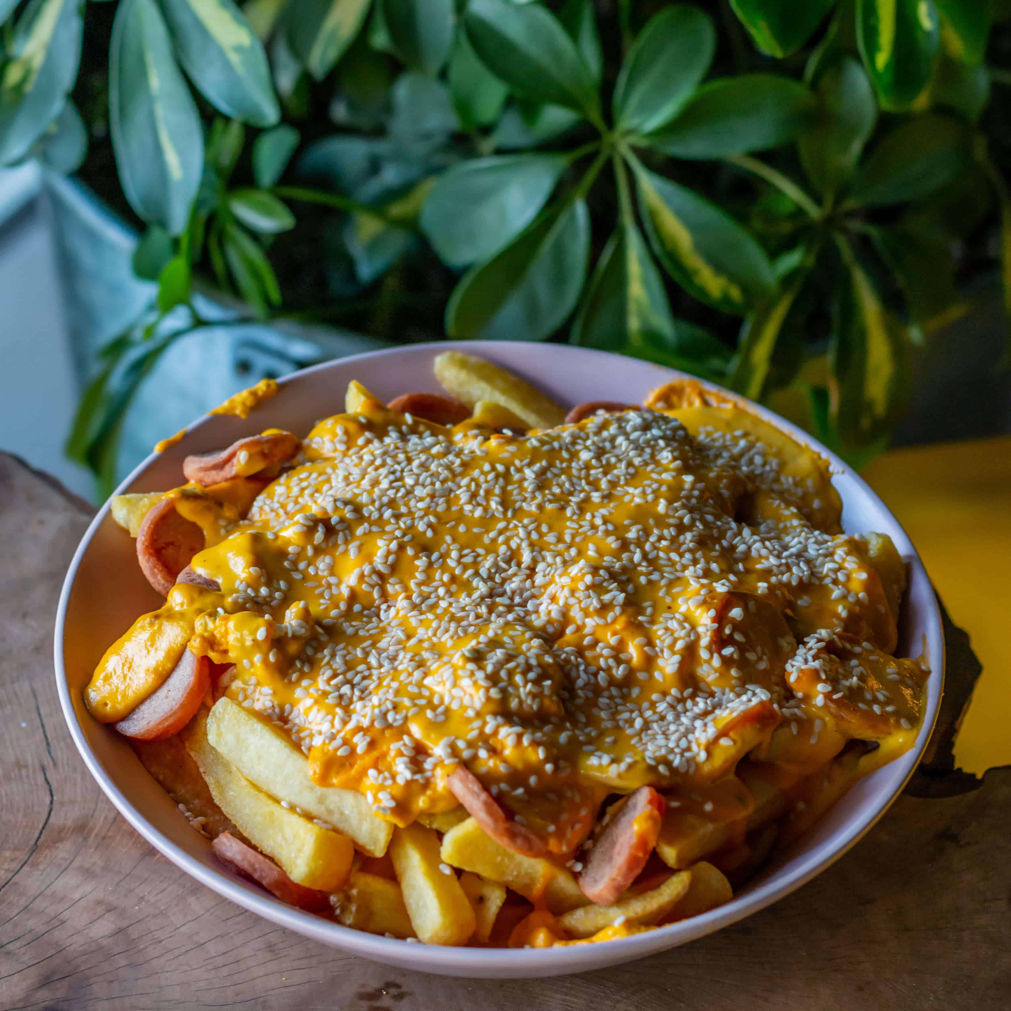 سیب زمینی با پنیر و سوسیس و کنجد	